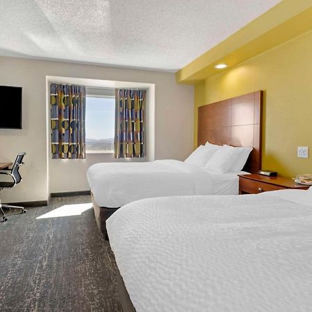 Clarion Pointe Staunton East Hotel Buitenkant foto