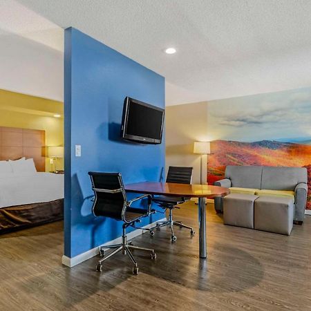 Clarion Pointe Staunton East Hotel Buitenkant foto